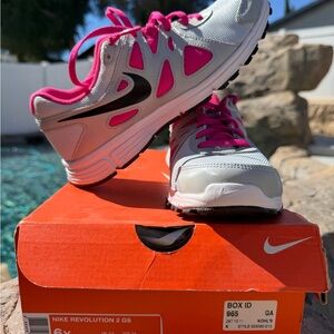 NIKE REVOLUTION 2 GS Youth 6Y fits Women - Gray and Pink